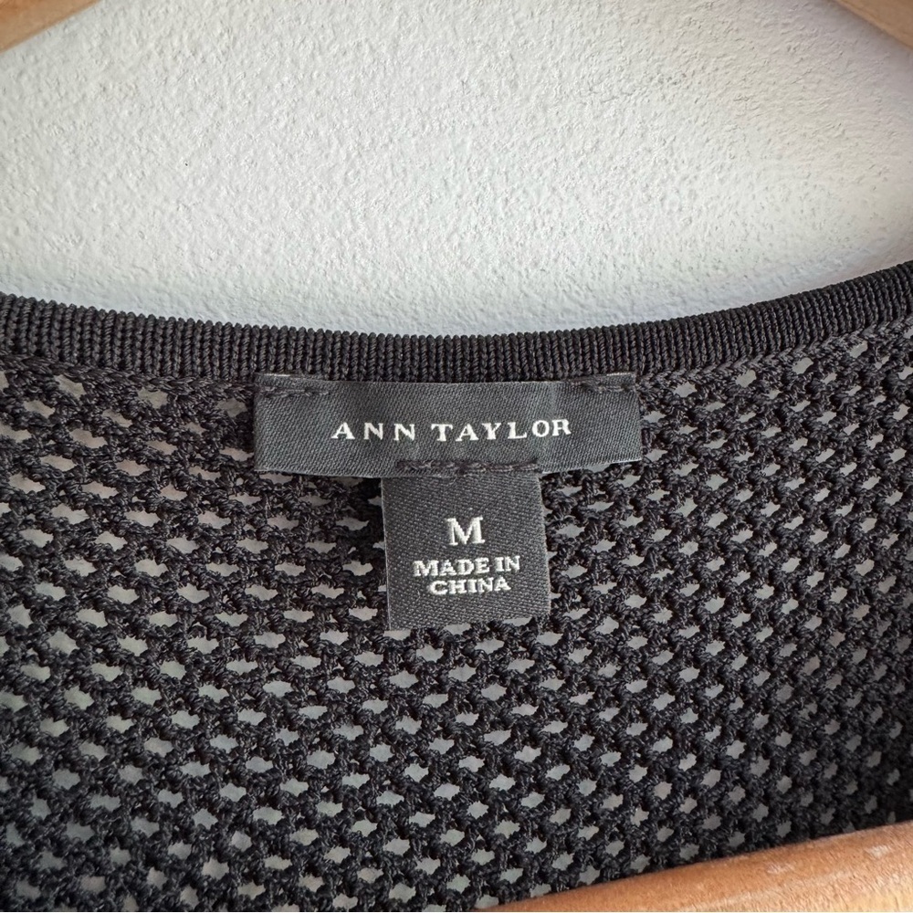 Ann Taylor Fit and Flare Cocktail Dress Sz M Black Fitted Stretch Sleeveless LBD - Picture 3 of 9